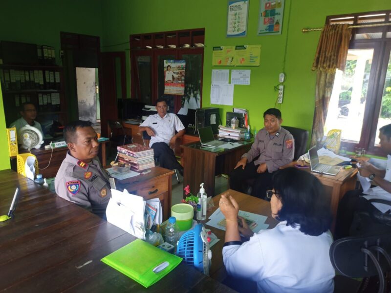 Satuan Binmas Polres Pulang Pisau Terapkan Cooling System dalam Sambang ke Kantor desa hanjak maju