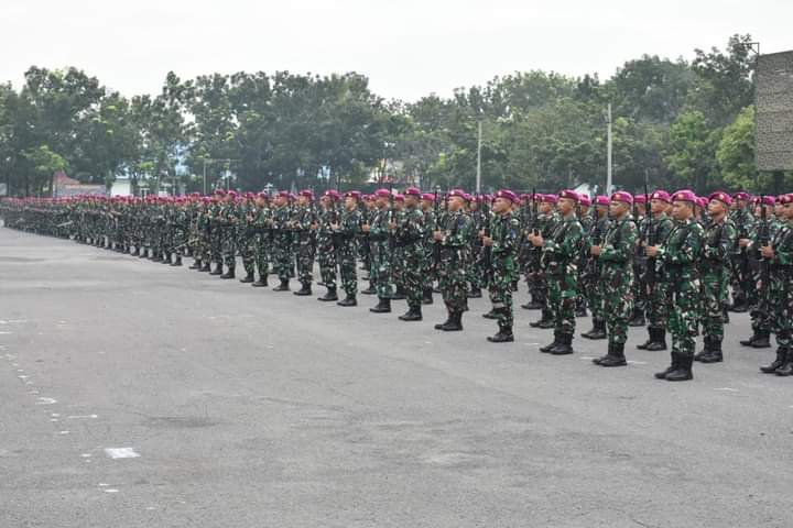 Prajurit Yonif 5 Marinir Ikuti Upacara Bendera 17-an