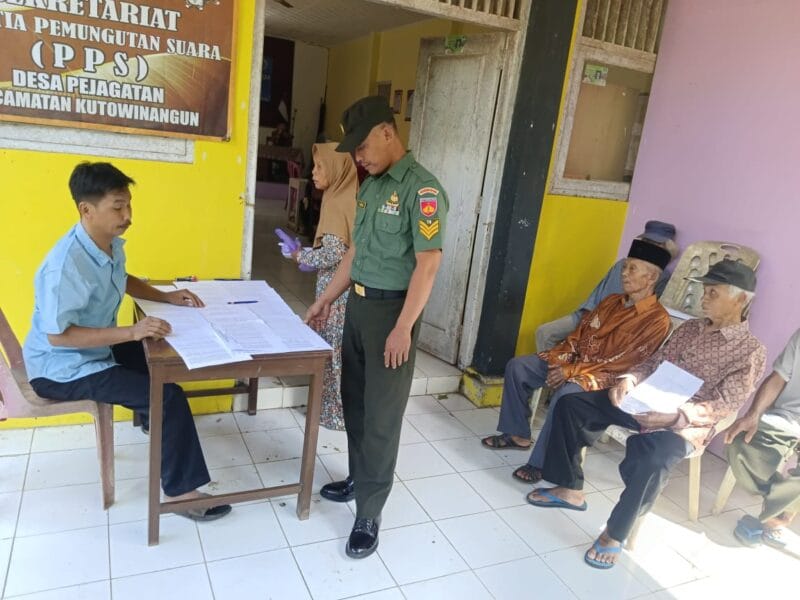 Bantu Penyaluran Bantuan, Babinsa Koramil 09/Kutowinangun Atur Tertibkan Antrian Warga