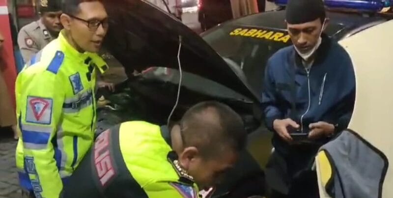 Mobil Mogok Petugas Posyan UB Polresta Malang Kota Bantu Perbaiki