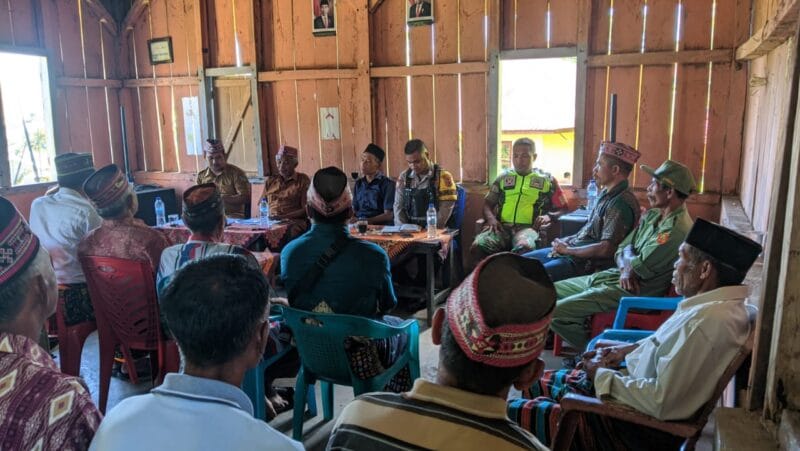 Babinsa Koramil 1612-06/Lembor dan Bhabinkamtibmas Selesaikan Permasalahan Didesa Dengan Cara Mediasi