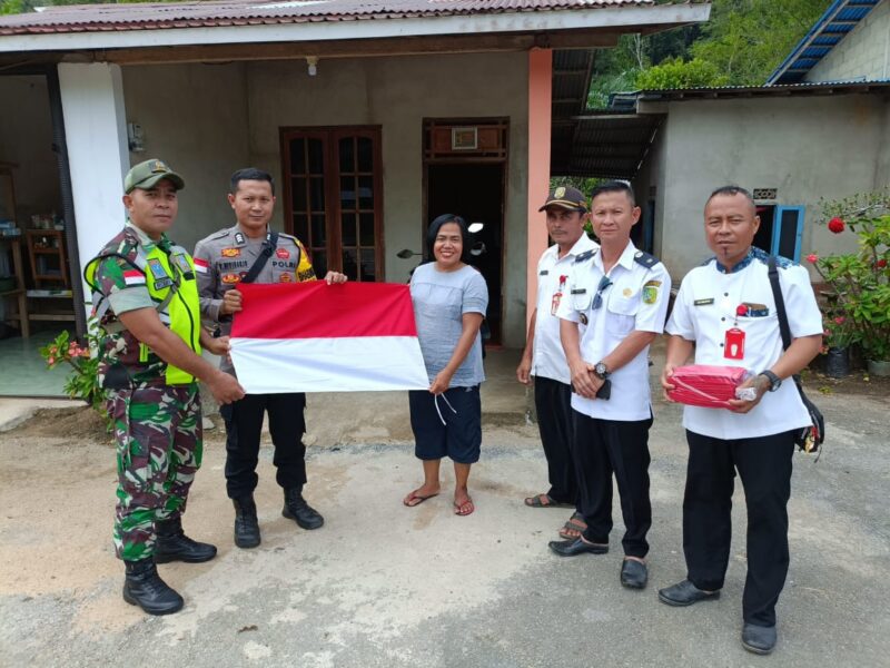 Babinsa Keliau Bersama Tiga Pilar Bagikan 100 Bendera Merah Putih Kepada Warga