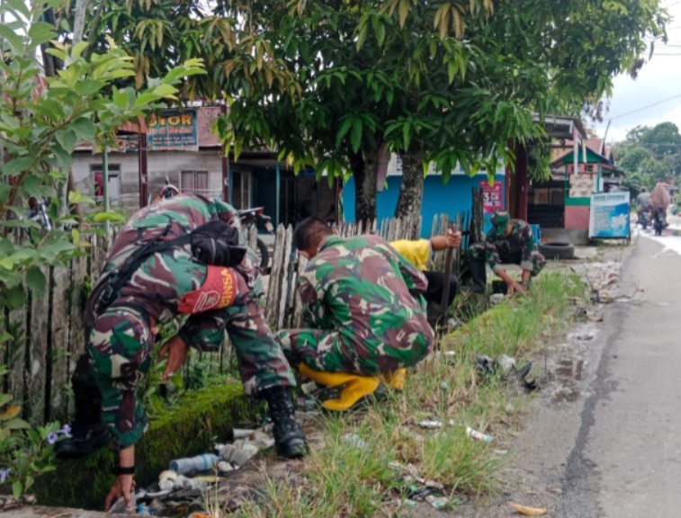Koramil Haruyan bersama Warga Gotong Royong Bersihkan Selokan di Desa