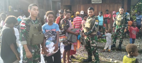 Satgas Yonif 611/Awang Long, Pos Nayaro Melaksanakan Kegiatan Sosial di SD Inpres