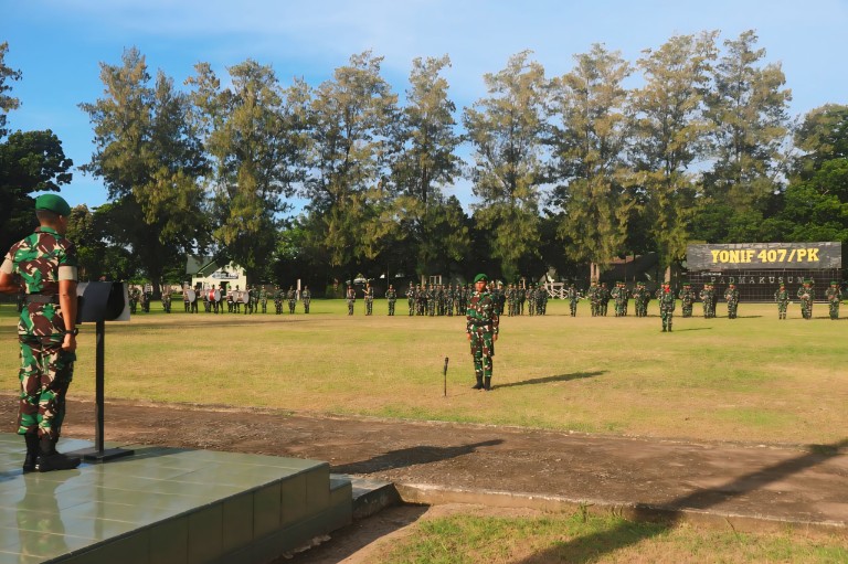 TANAMKAN JIWA NASIONALISME, PRAJURIT YONIF 407/PK LAKSANAKAN UPACARA BENDERA HARI SENIN