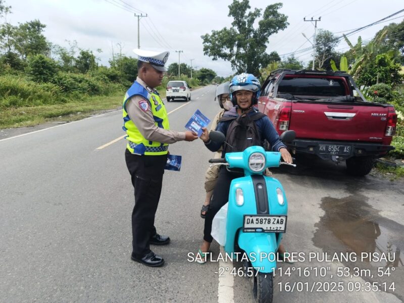 Pembagian Brosur Kamseltibcarlantas kepada Pengguna Jalan