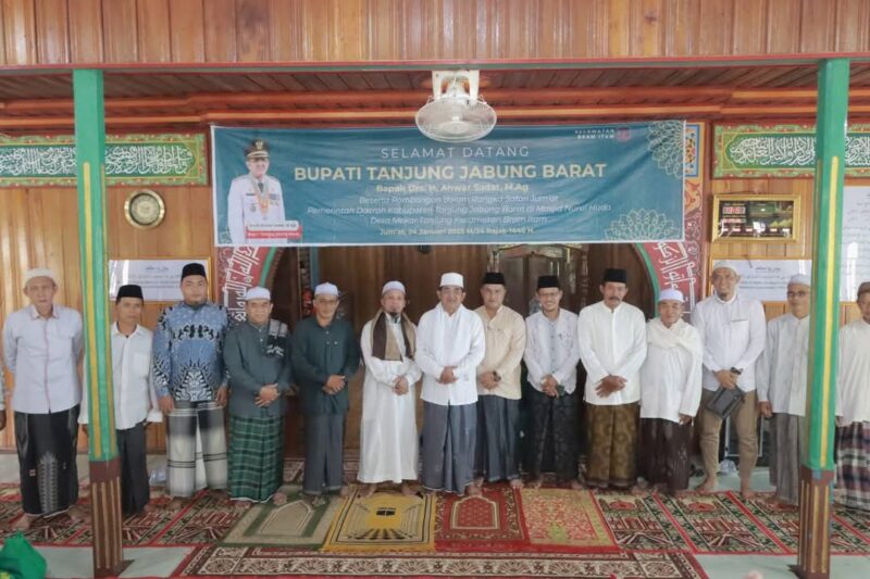Bupati Tanjab Barat Drs H Anwar Sadat M,Ag Safari Jum'at Berkah di Masjid Nurul Huda
