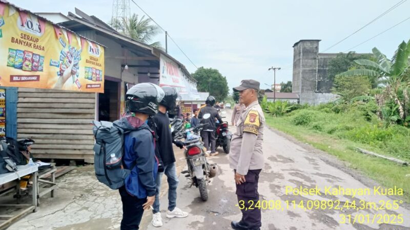 Personel Polsek Kahayan Kuala melaksanakan sosialisasi Maklumat Kapolda Kateng terkait mengemukakan pendapat di muka umum.