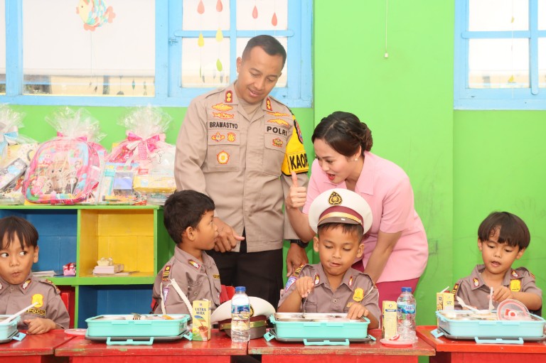 Bahagia Siswa TK Kemala Bhayangkari 42 Kota Kediri Mendapat Makan Bergizi Gratis
