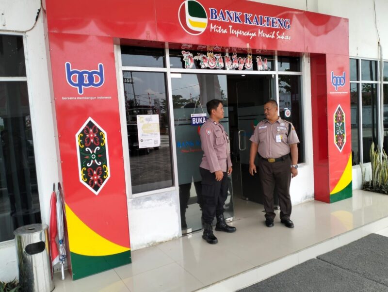 Kanit Binkamsa Sat Binmas Polres Pulang Pisau Sambangi kantor Bank Kalteng