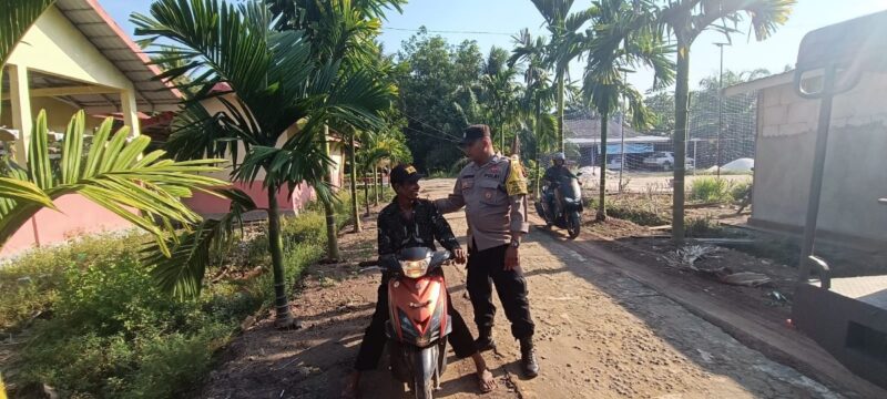 Bhabinkamtibmas Sambangi Warga sekaligus Sisipkan Pesan Kamtibmas