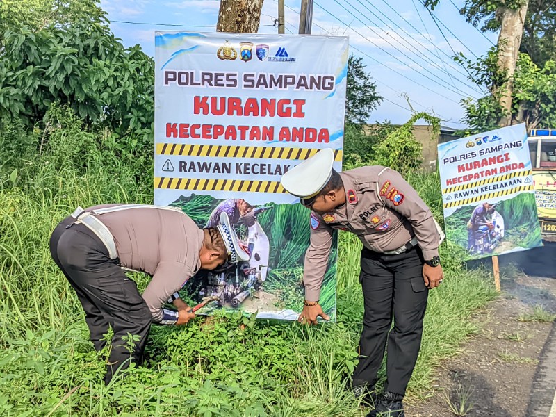 Satlantas Polres Sampang Pasang Banner Imbauan di Black Spot Rawan Laka