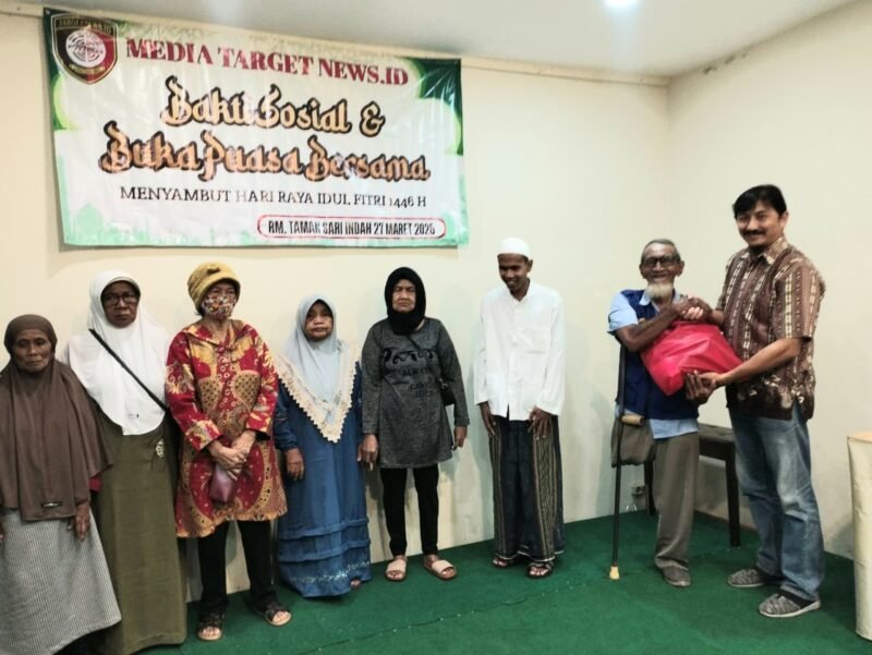 Pimpinan Redaksi TargetNews.ID Serahkan Baksos