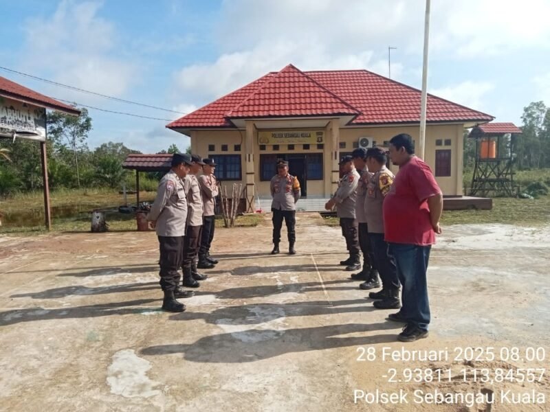 Personil polsek sebangau kuala melaksanakan serah terima piket penjagaan mako polsek sebangau kuala