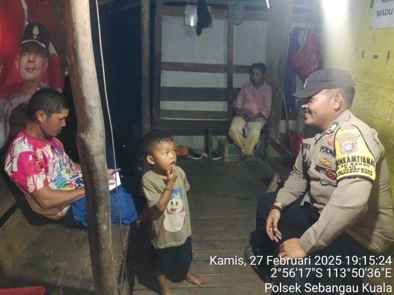Polsek Sebangau Kuala Aktif Sambangi Warga Malam Hari