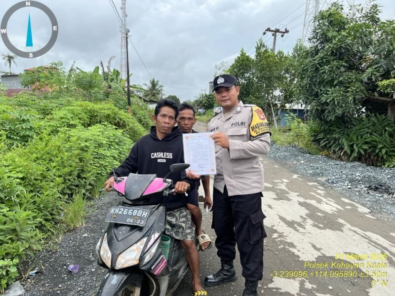 Personel Polsek Kahayan Kuala melaksanakan sosialisasi Maklumat Kapolda Kateng terkait mengemukakan pendapat di muka umum