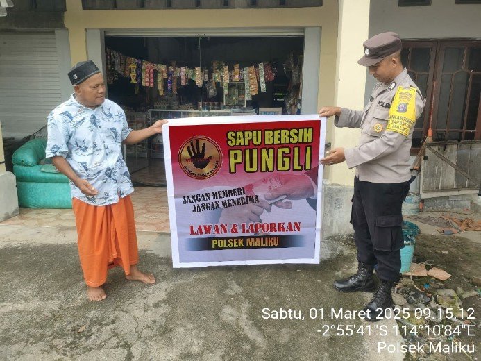 Bhabinkamtibmas Polsek Maliku Sosialisasikan Informasi Larangan Pungli di Desa Binaan