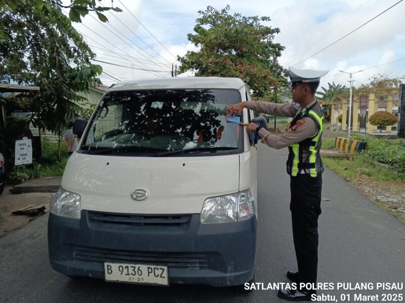 Edukasi Pengguna Jalan, Satlantas Polres Pulang Pisau Tempel Stiker Tertib Berlalu Lintas ke Sepeda Motor Pengguna Jalan