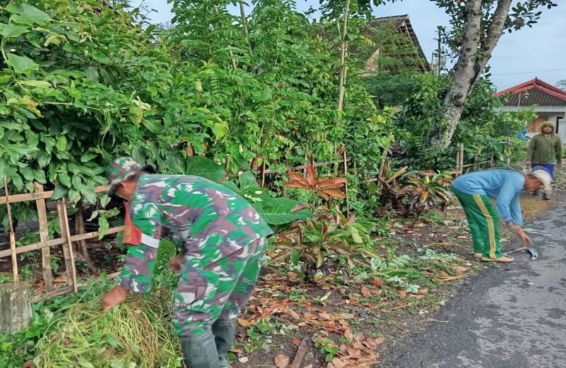 Motivasi Warga Bersama Babinsa Bumiayu Jaga Lingkungan Sehat Dan Asri