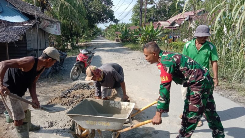 Kepedulian Sosial Terhadap Warga Binaan Anggota Koramil 1208-05/Pemangkat Bantu Warga Membuat Jembatan Beton