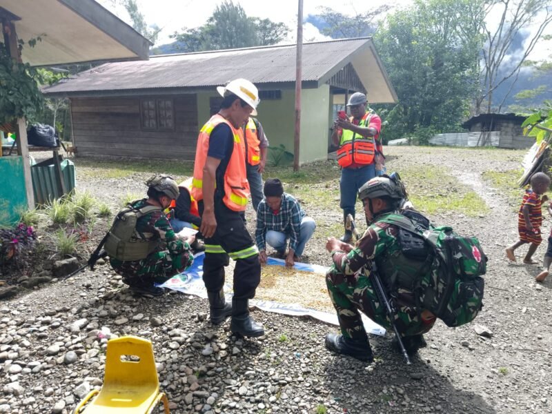 Edukasi Program Pemerintah, Satgas Yonif 611/Awang Long Dampingi CLO PT. FI Pemberdayaan Masyarakat di Desa Opitawak