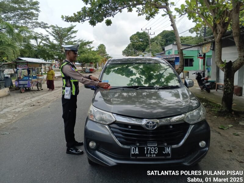 Himbauan Dan Pemasangan Stiker Safety Riding Kamseltibcar Lantas Oleh Satu Lantas Polres Pulang Pisau
