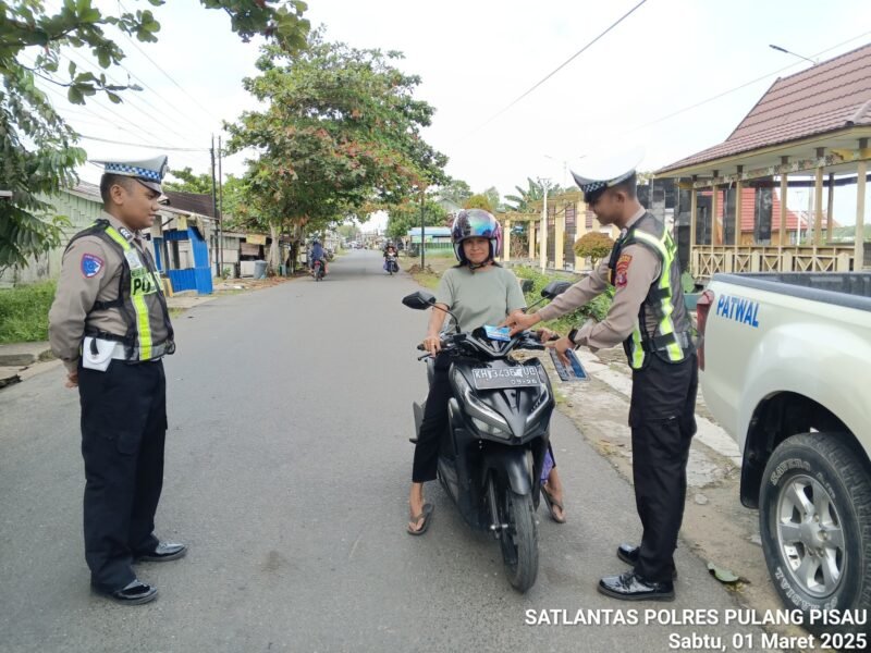 Ajak Tertib Berlalu Lintas, Satlantas Polres Pulang Pisau Sebar Ratusan Stiker