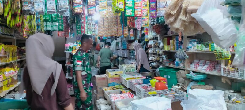 Pastikan Harga Sembako Stabil, Babinsa Sekura Sembangi Pedagang Sembako Dipasar Tradisional