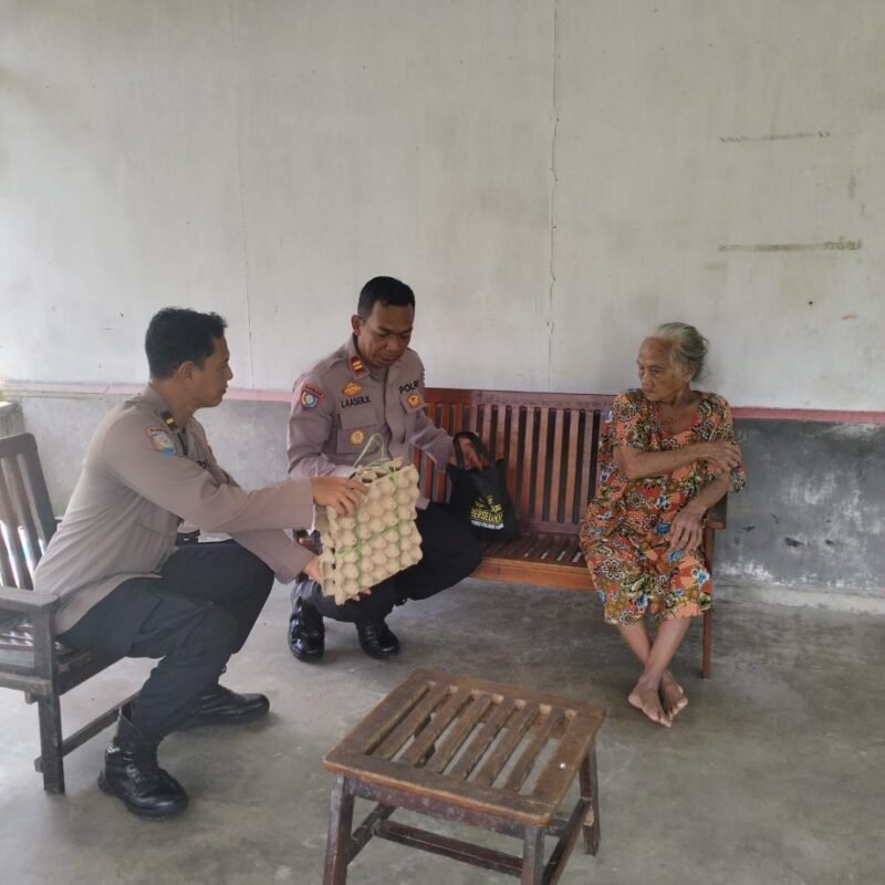 Indahnya Berbagi, Satbinmas Polres Pulang Pisau Bagikan Sembako kepada Warga Kurang Mampu