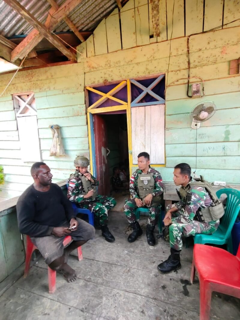 Wujud Solidaritas, Satgas Yonif 611/Awang long Melaksanakan Anjangsana Sekaligus Beri Bantuan Masyarakat Yang Berduka