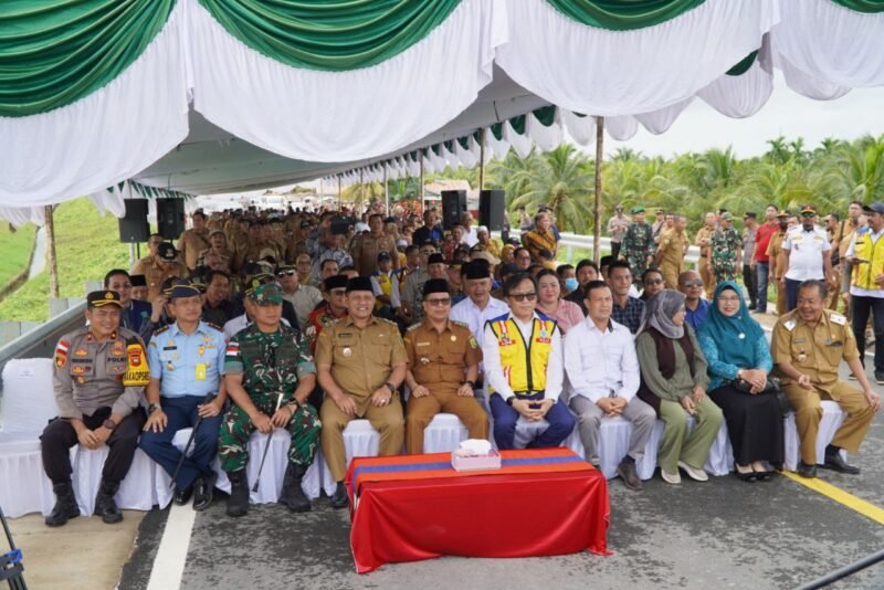 Dandim 1208/Sambas Dampingi Bupati Sambas Laksankan Pembukaan Lalu Lintas (Open Traffic) Jembatan Sungai Sambas Besar