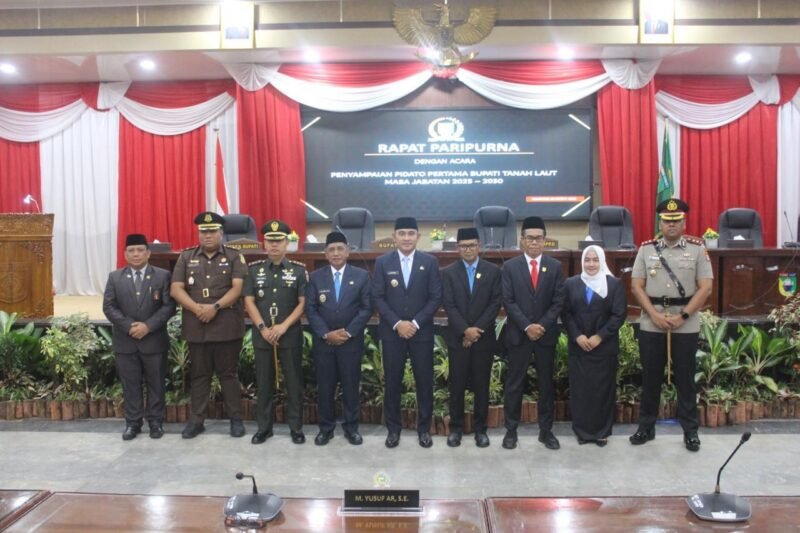 Dandim 1009/Tanah Laut Menghadiri Rapat Paripurna DPRD Acara Penyampaian Pidato Pertama Bupati Tanah Laut