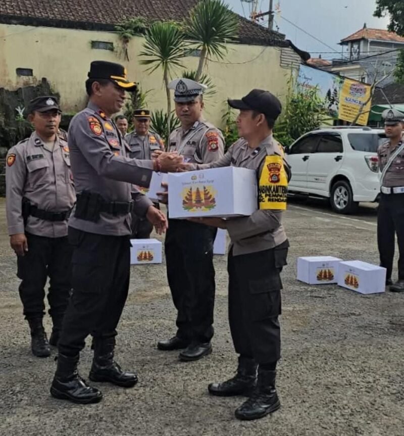 Kapolsek Rendang Melaksanakan Penyerahan Bingkisan Dari Kapolda Bali