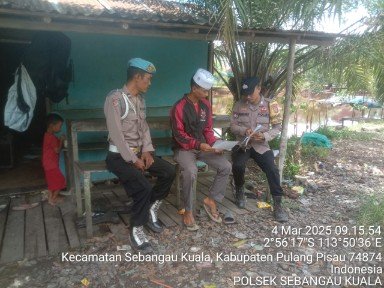 Sambang dengan masyarakat Personil Polsek Sebangau Kuala mensosialisasikan penerimaan Polri kepada warga Desa Sebangau Permai
