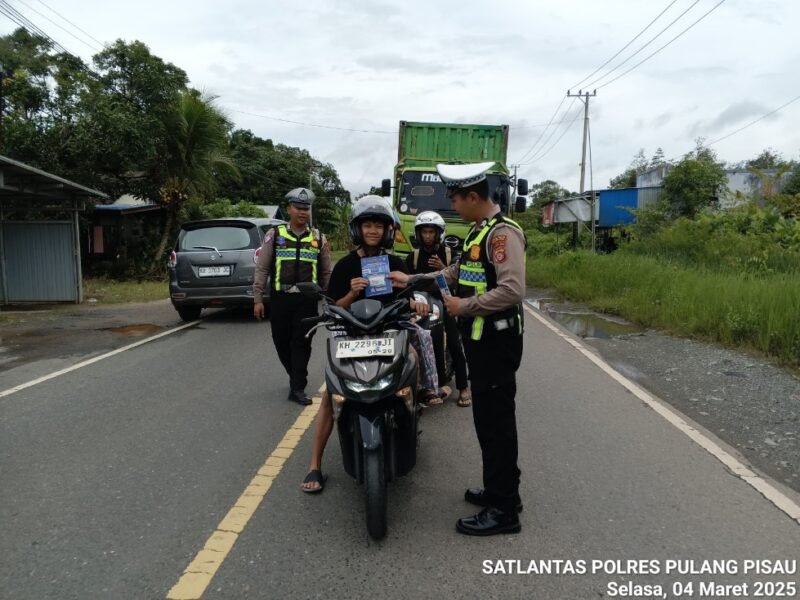 Pembagian Brosur Kamseltibcarlantas kepada Pengguna Jalan