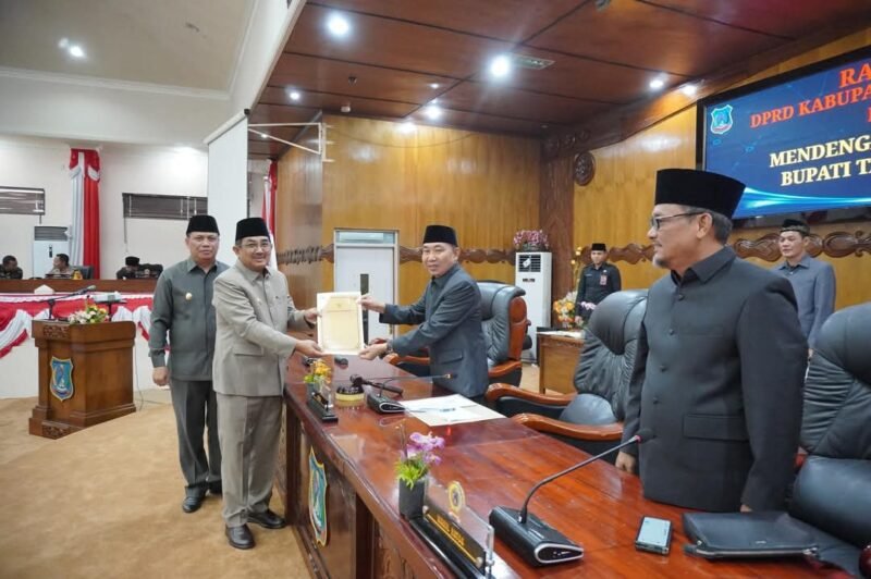 Bupati dan wakil bupati secara resmi memaparkan visi pembangunan Tanjab Barat periode 2025–2030 di Rapat Paripurna DPRD