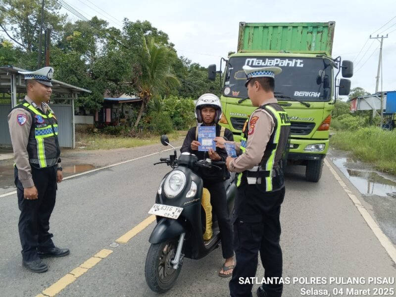 SAT LANTAS POLRES PULANG PISAU LAKSANAKAN PEMBAGIAN BROSUR KAMSELTIBCARLANTAS