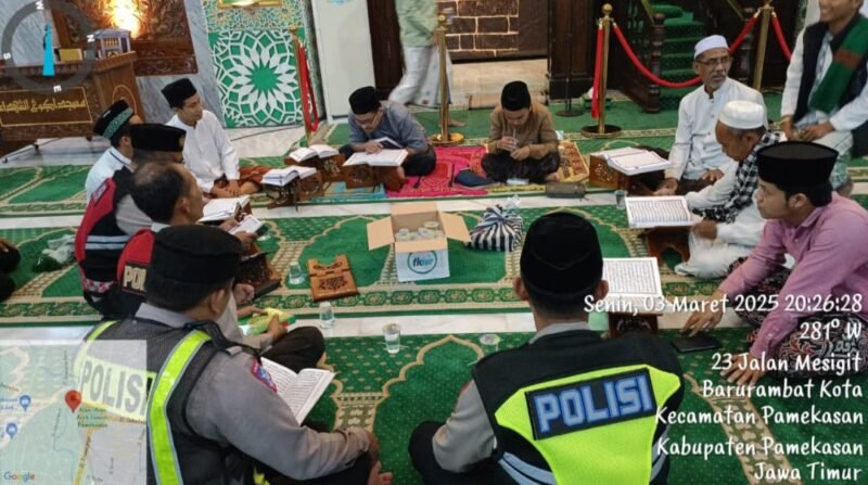 Bentuk Kedekatan Polri dengan Masyarat, Polres Pamekasan Gelar Sholat Taraweh dan tadarus Qur’an keliling