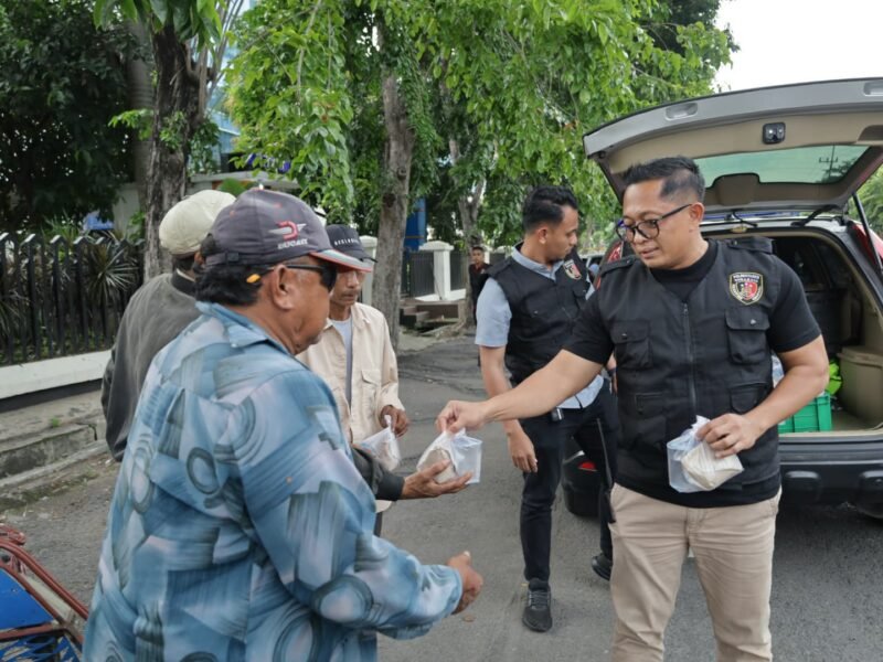 Polrestabes Surabaya Bagikan Takjil ke Tukang Becak