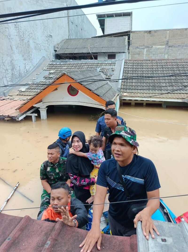 Komandan Yonbekpal 1 Mar Bersama Ketua Jalasenastri Ranting C Cabang 4 Korcab Pasmar 1 Kunjungi Rumah Prajurit yang Terdampak Banjir