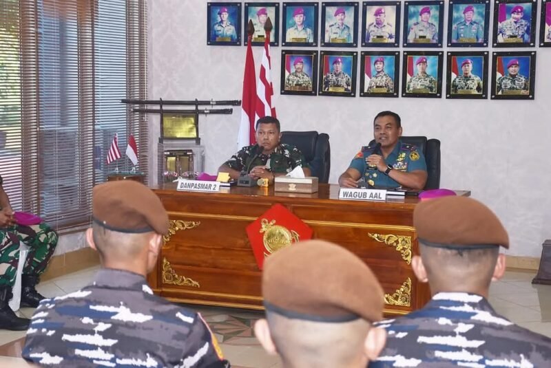 Komandan Pasmar 2 Terima Tekpas Taruna AAL Tk. IV Angkatan 70 Korps Marinir