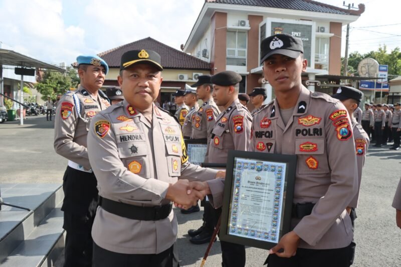 AKBP Hendra Eko Triyulianto Beri Penghargaan Kepada Tim Banjari Polres Pamekasan