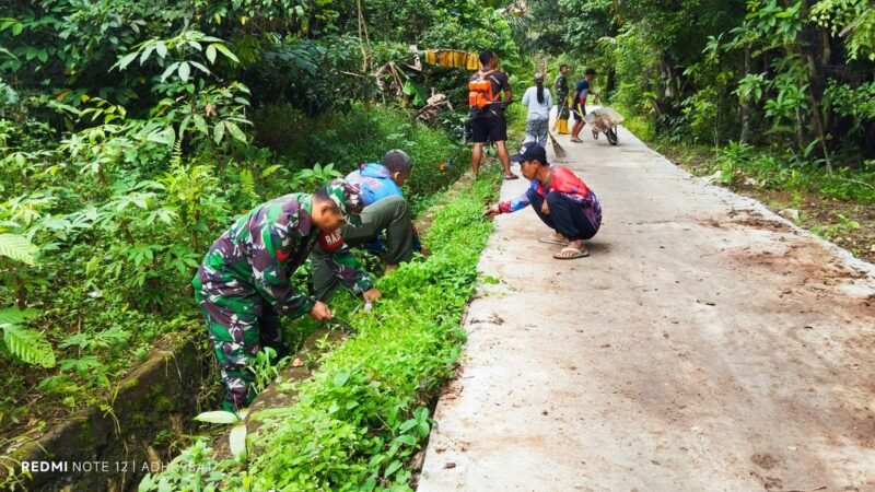 Gotong Royong Bersama Koramil, Warga Desa Muara Uya Bersihkan Lingkungan