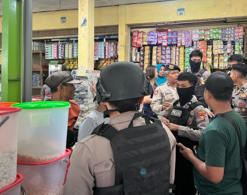 TEAM QUICK RESPON SATSAMAPTA POLRES SAMPANG AMANKAN ORANG DI DUGA OGDJ YANG MENGAMUK DI PASAR SORE