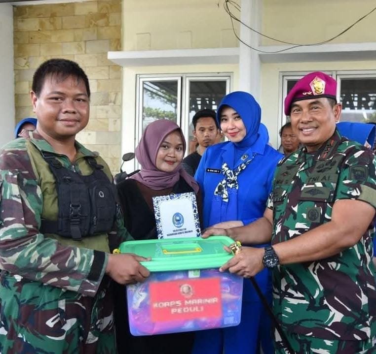 DANKORMAR BERIKAN BANTUAN KEPADA WARGA KORBAN BANJIR BEKASI
