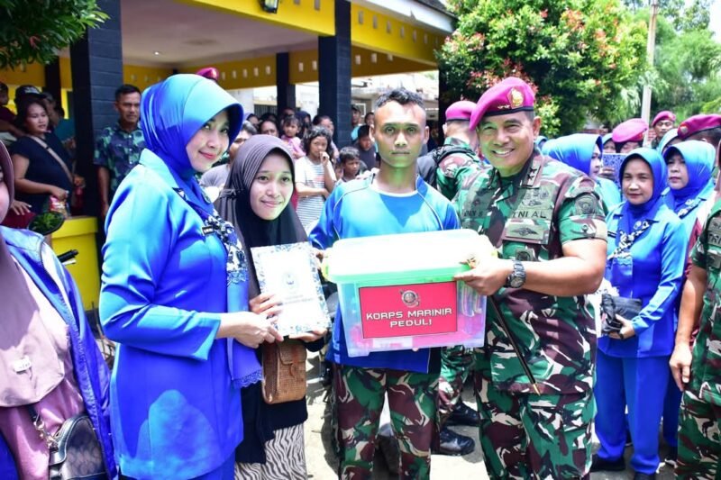 DANKORMAR BERIKAN BANTUAN KEPADA WARGA KORBAN BANJIR BEKASI