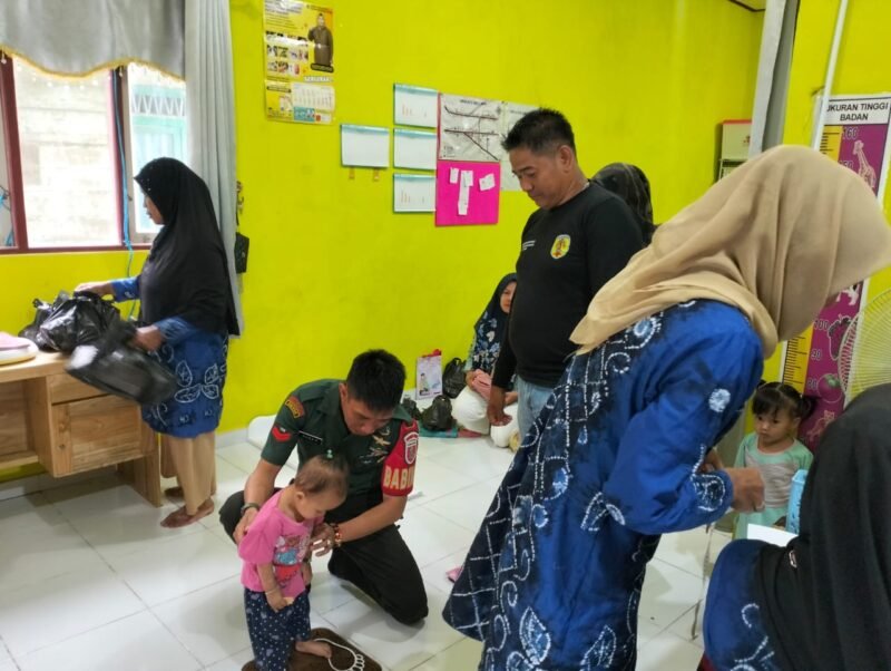 Babinsa Koramil 1002-01/Batang Alai Selatan Dampingi Kegiatan Posyandu Harapan Ibu
