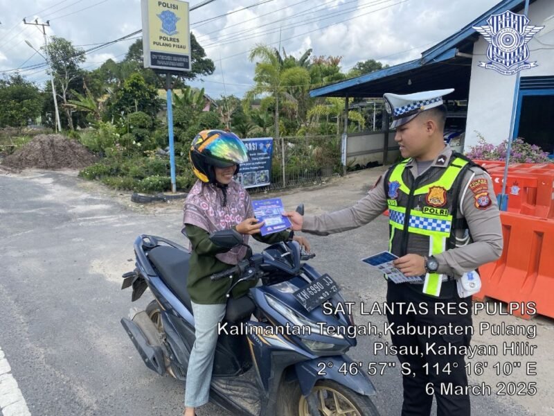 Satlantas Polres Pulang Pisau Bagikan Brosur Kamseltibcarlantas kepada Pengendara