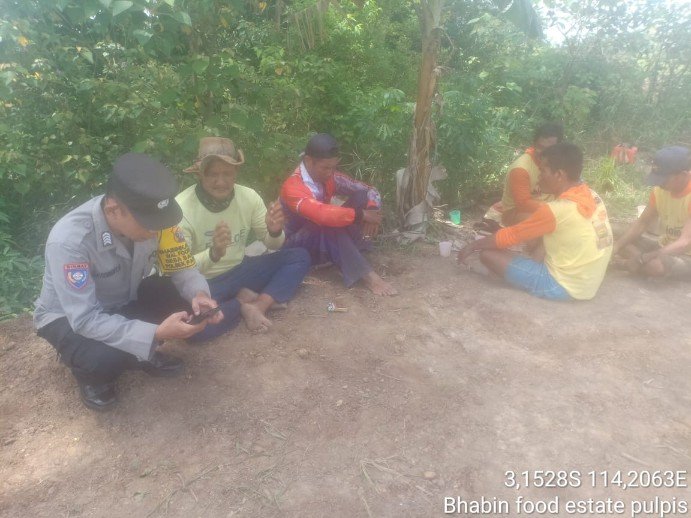 Dekat Dengan Masyarakat, Bhabinkamtibmas Sanggang Bripka Oktobery Aktif Sambangi Tokoh Masyarakat