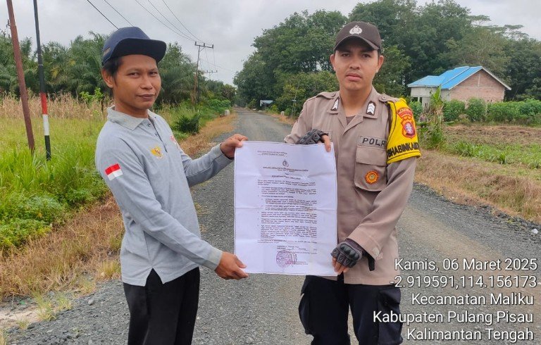 Bhabinkamtibmas Polsek Maliku Sosialisasikan Maklumat Kapolda Kalteng Nomor : Mak/2/XI/2023 di Desa Binaannya